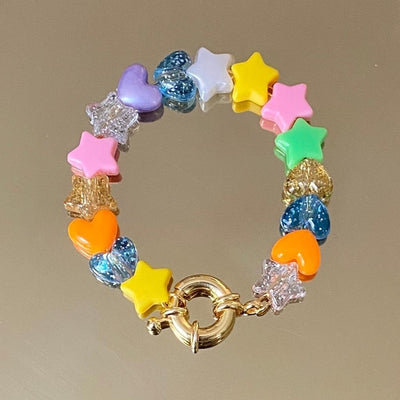 Bracelet de perles colorées en résine et chaine plaqué or 24 carats. Crée, monté et doré à Paris. Livraison gratuite en France et en Europe. Tout nos bijoux sont sans nickel et or "conflict free". 26 Juin Bijoux