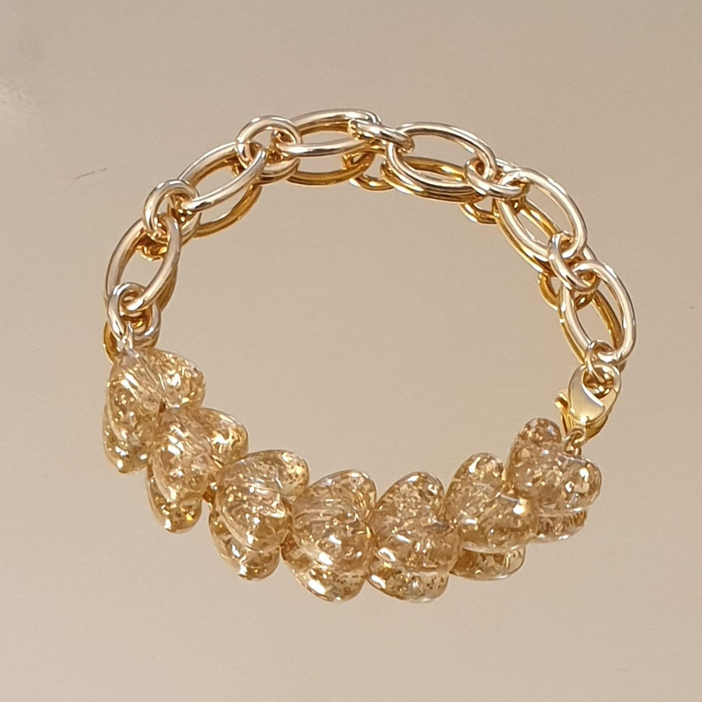 Bracelet chaine à maille large recouvert d'or 24 carats ainsi que de perles or pailletées en résine.Crée, monté et doré à Paris. Livraison gratuite en France et en Europe. Tout nos bijoux sont sans nickel et or "conflict free". 26 Juin Bijoux