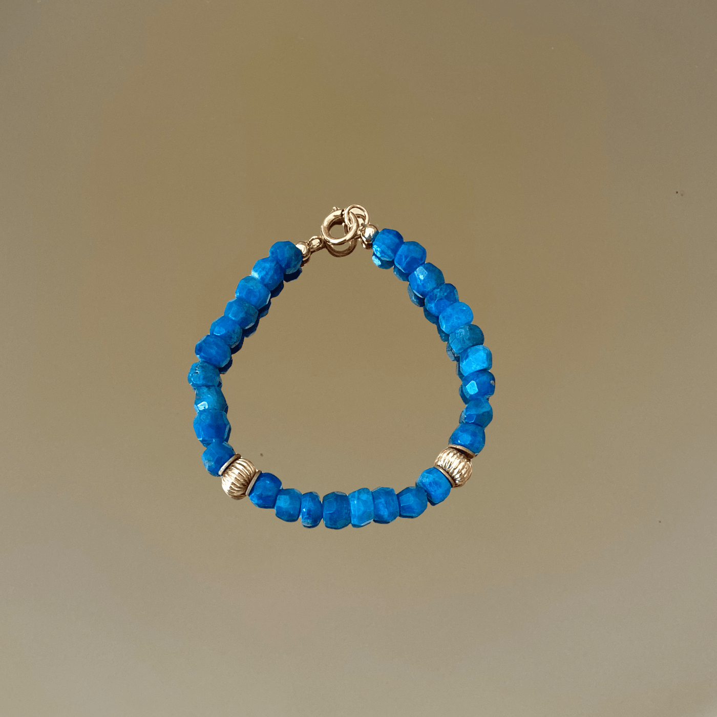 Bracelet en Pierres Apatite naturelles et chaine plaqué or 24 carats. Crée, monté et doré à Paris. Livraison gratuite en France et en Europe. Tout nos bijoux sont sans nickel et or "conflict free". 26 Juin Bijoux